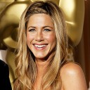 Jennifer Aniston sonriendo entre Globos